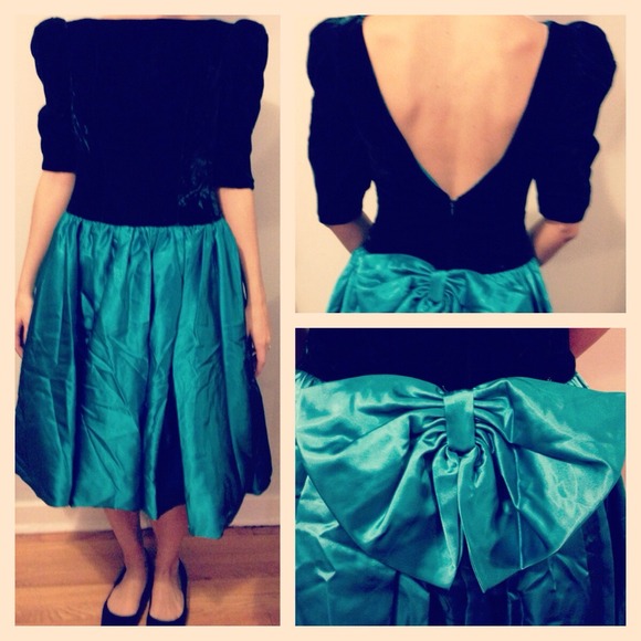 🚫 SOLD! 🚫 Vintage Emerald Satin Cocktail Dress - Picture 2 of 3