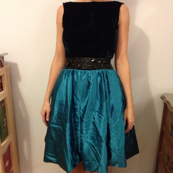 🚫 SOLD! 🚫 Vintage Emerald Satin Cocktail Dress - Picture 3 of 3