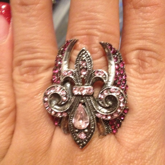 Beautiful ring with pink rhinestone ⛄