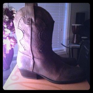 Brown cowgirl boots.