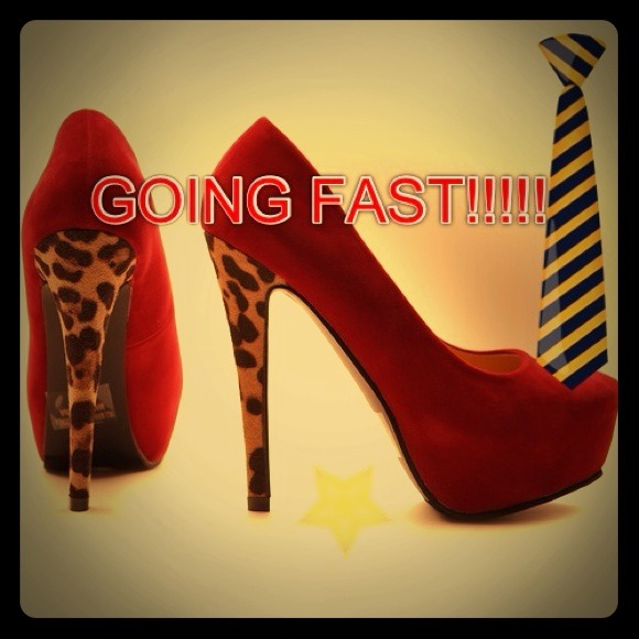 SOLD ❤💋👠RED PUMP - Picture 1 of 4