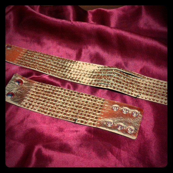 ❌🔴SOLD🔴❌👜💄Dazzle Gold Choker & Bracelet Set