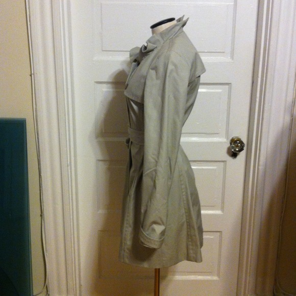 🔴SOLD🔴J. Crew Ruffle Neck Trench - Picture 2 of 3
