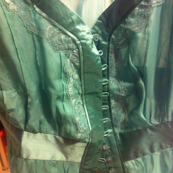 Green top - Picture 2 of 2