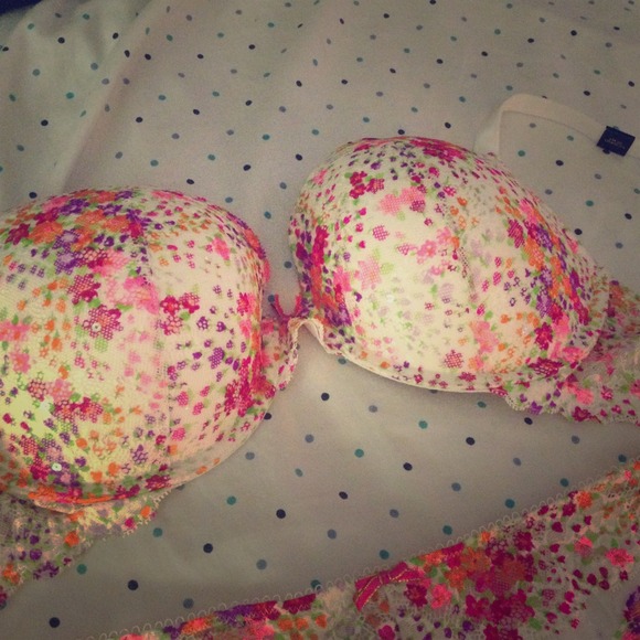 Bueatiful bra and panty Victoria secret