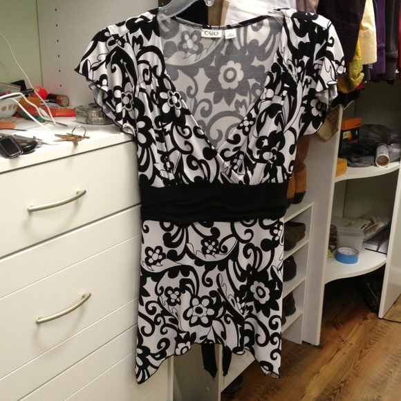 Black & white top, size M.