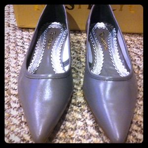 Brand new true gray pointy leather 1" flats. 👠