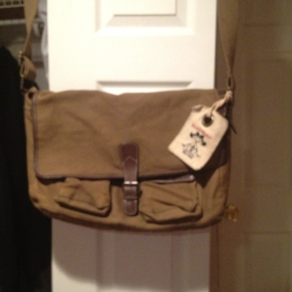 A duffle bag - Picture 1 of 1