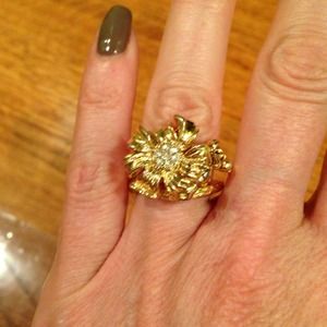 Gold flower ring with crystals