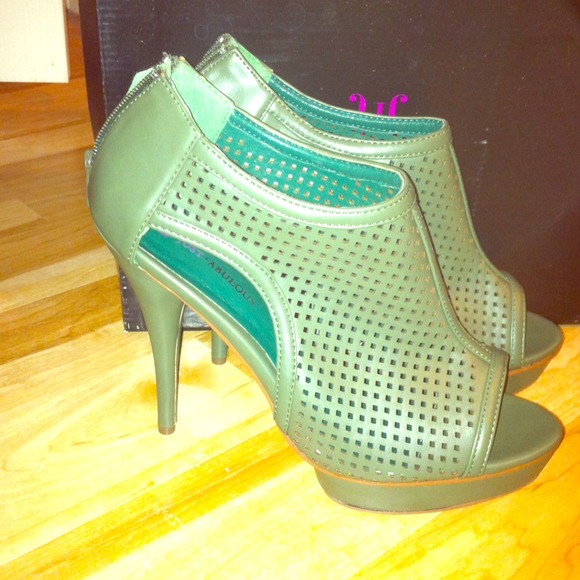 SOLD ✅✔Olive green leather heels
