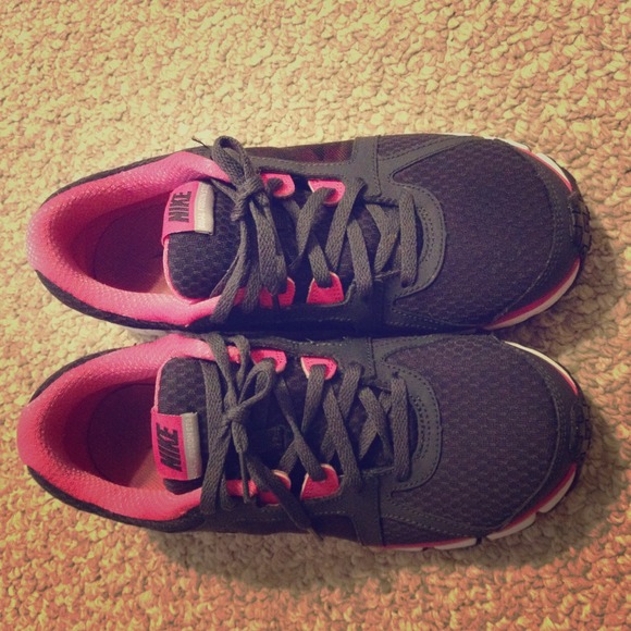 Nike athletic shoes dual fusion ST2