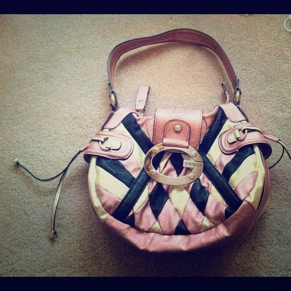 Super cute Guess purse💥