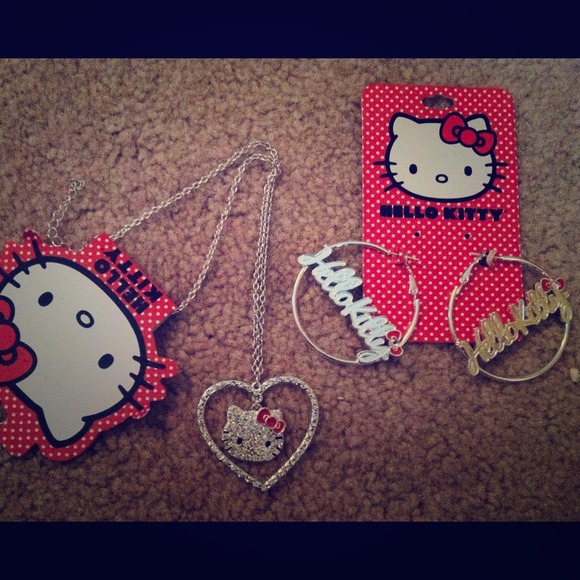 Hello kitty earrings AND necklace 😻