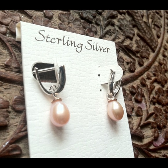 Sterling silver pink pearl earrings!