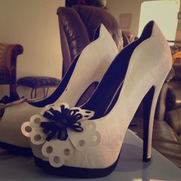 SOLD!!!!New Gorgeous 6 inch stilettos