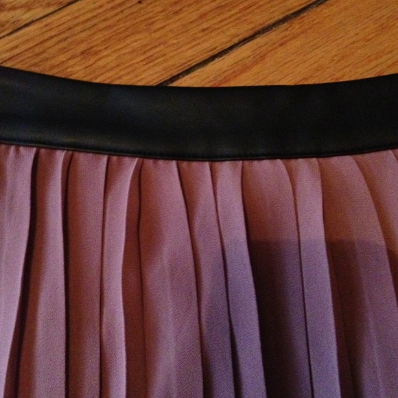 Adorable pleated skirt - Picture 2 of 2