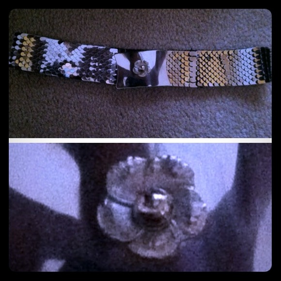 Silver belt with flower on the front 🌸