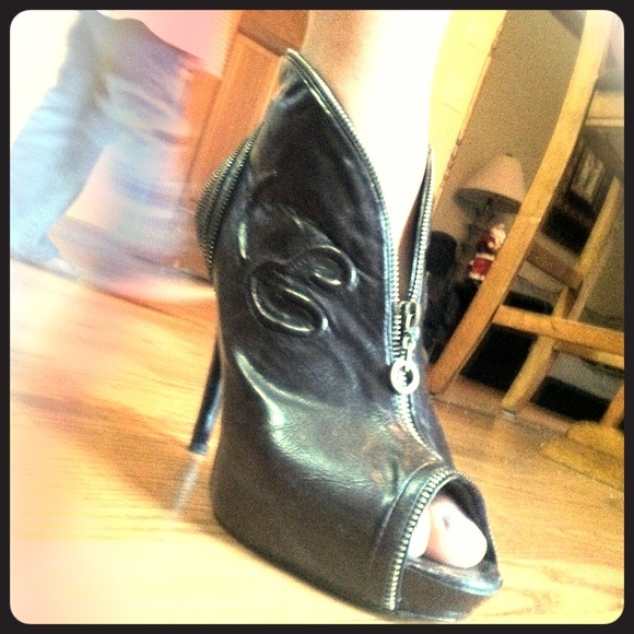 Ed hardy zip up heels !