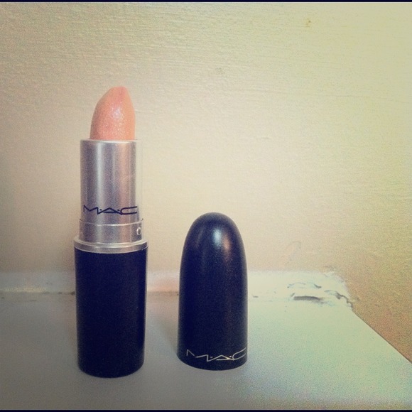🌸BEAUTIFUL MAC SHIMMERY PEACH LIPSTICK🌸