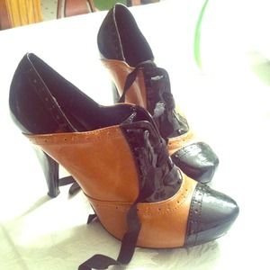 20s fashion style heel.