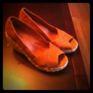 Beautiful suede wedges - complete your resort look