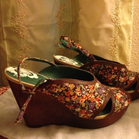 Fabric and leather sandales