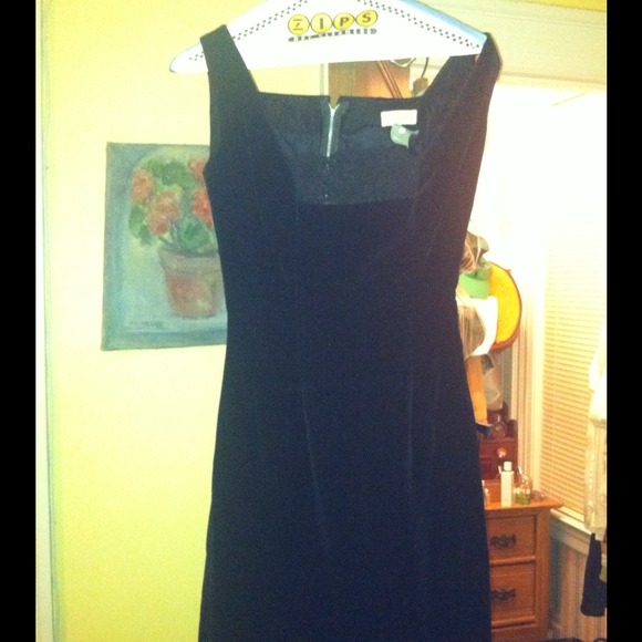 Vintage little black velvet dress w/lace sz 4 $25