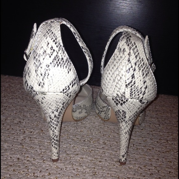Colin Stuart pointy toe snakeskin heels. - Picture 3 of 4