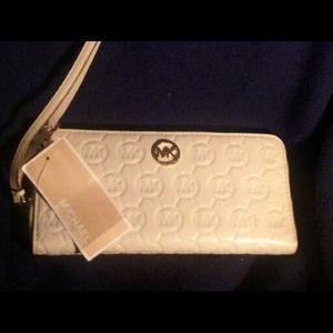 Mk new vanilla wristlet