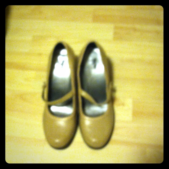 Size 9 tan Mary Jane shoes