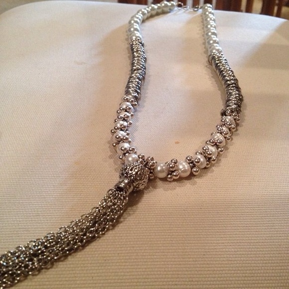 Long silver and pearl necklace and earrings - Picture 1 of 3