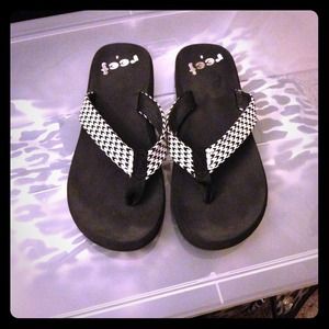 houndstooth print flip flops