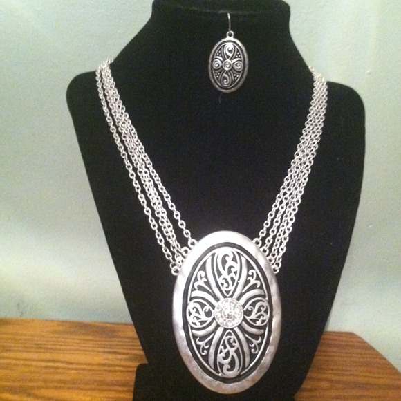 💢💢SOLD💢💢Bold medallion necklace