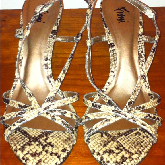 #SOLD#......Tan Snakeskin Pump