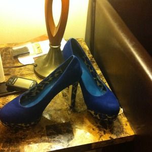 Blue shoes with leopard style