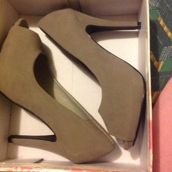 Grey Heels - Picture 3 of 3