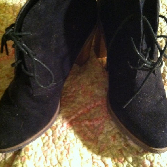 RESERVED @jadeopelAmerican Eagle Suede booties 9