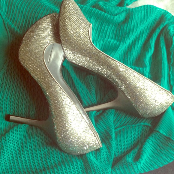Silver sparkle pumps