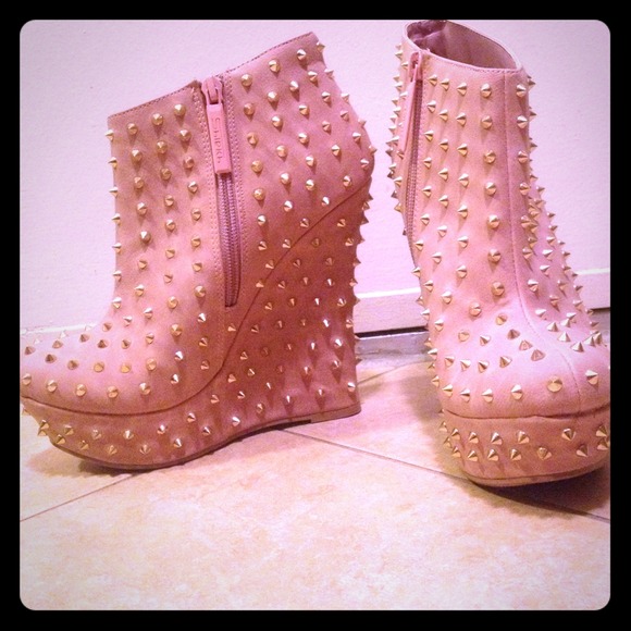 Peach wedges with studs