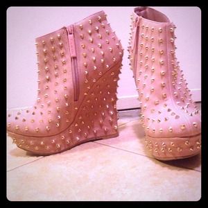 Peach wedges with studs