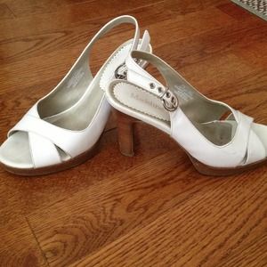 White 4 inches open shoes.