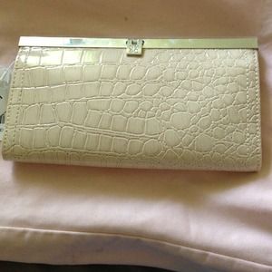 ✂Reduced NY & Co patent wallet