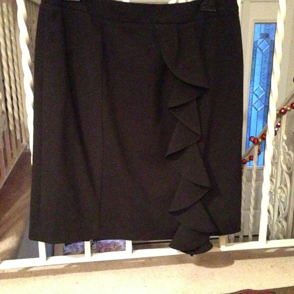 Black side ruffle skirt w double back kick pleats