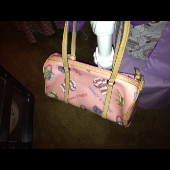 💯Dooney & Bourke Barrel bag.