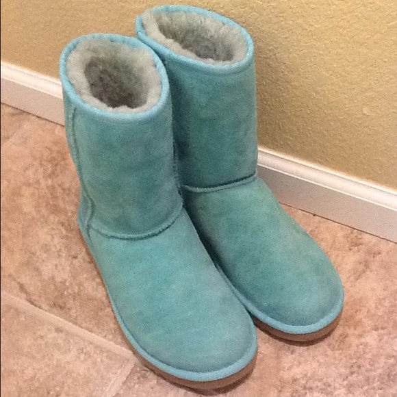 👢SOLD! 👢- Short Classic Uggs in teal