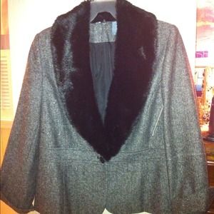 Woman's dress Coat. With imitation fur collar.
