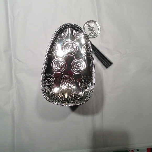 💢SOLD💢Michael Kors make up bag. - Picture 3 of 4