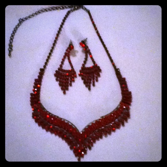 ✨Gorgeous Red necklace and earring set✨