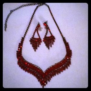 ✨Gorgeous Red necklace and earring set✨
