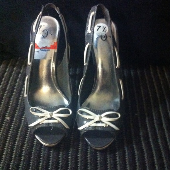 Cute gray and white pumps with a bow!!! - Picture 2 of 2